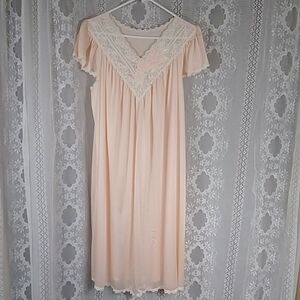 Shadow Line Made In USA Vintage Women's Nightgown Size M Embroidery Color Peach